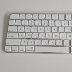 Apple Magic Keyboard - Bluetooth Wireless - Lightning 