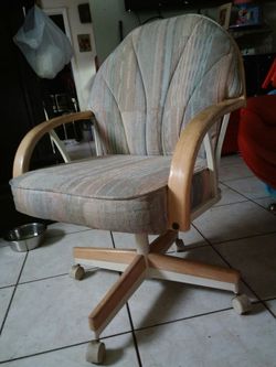 4 SILLAS EN PERFECTO ESTADO LAS CUATRO COMODAS. $100$ limpias