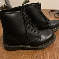 Women’s Size 9 Doc Martens 