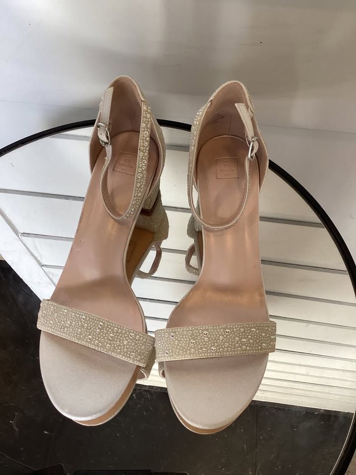 DB Studio Kaya Size 10 Beaded Ivory White Wedding Formal Bridesmaids Shoes Women’s Heeled Sandals