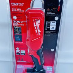 Milwaukee REDLIT HIUM 2352-20 TRUEVIEW HIGH OUTPUT LIGHTING M18™ LED STICK LIGHT Lampara de Barra LED M18 Baladeuse à DEL M18™ 300 MENS HIGH DEFINITIO