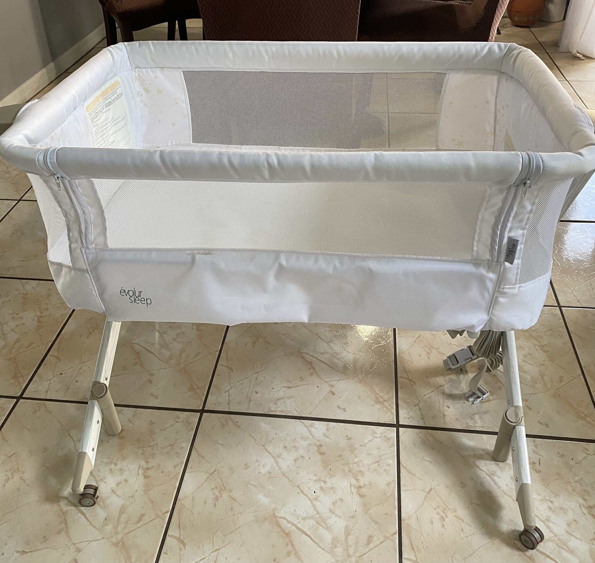 Evolur Stellar Bassinet And Bedside Sleeper White