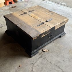 Rustic Old Coffee Table With Storage 