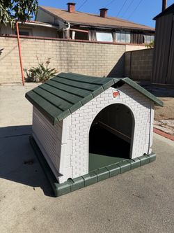 Plastic dog house/ medium