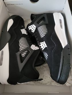 Jordan 4 White Thunder size 11 & 12 (NO TRADES PRICE IS FIRM)