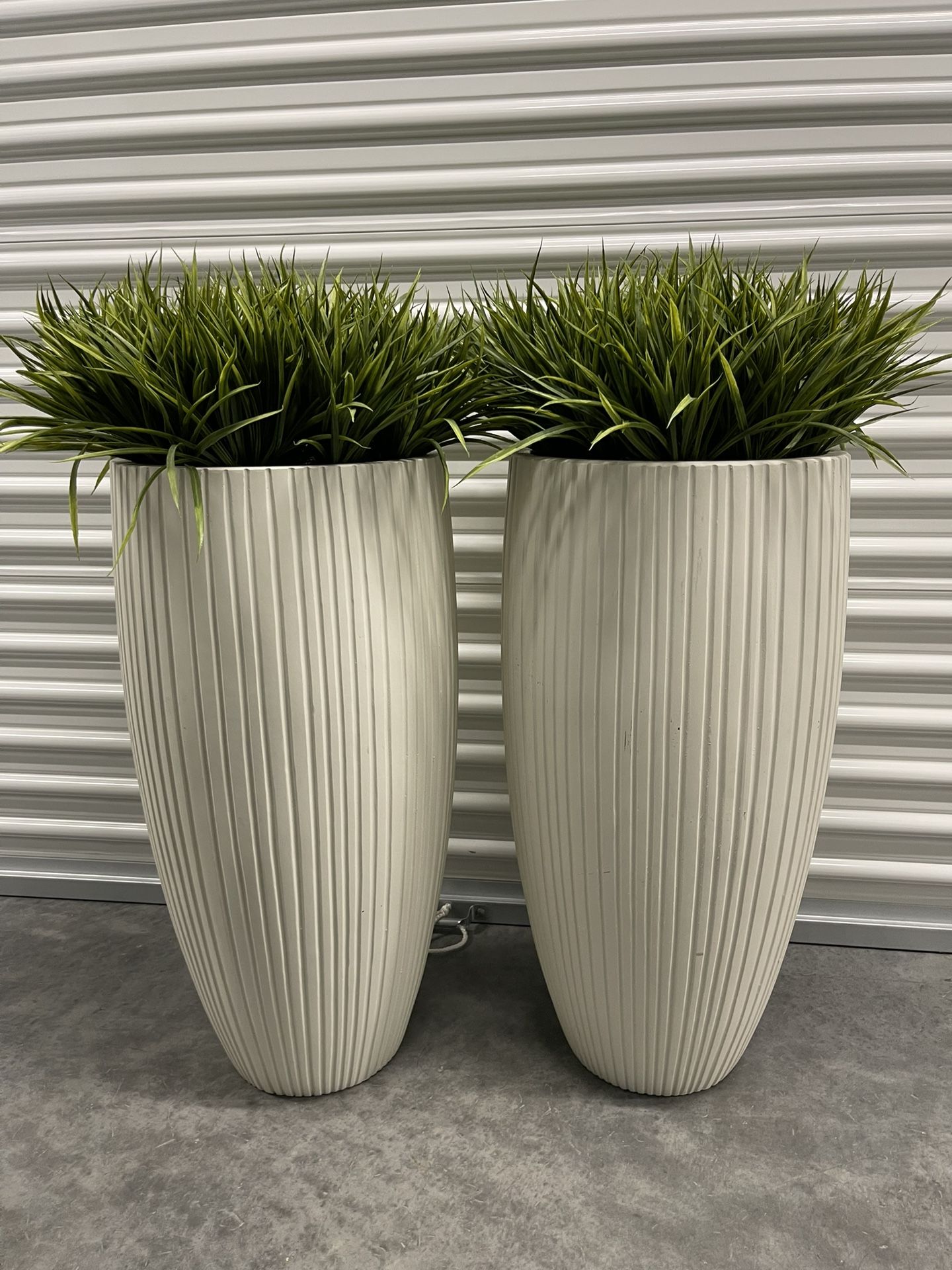 2 White Resin Indoor/Outdoor Planter Medium