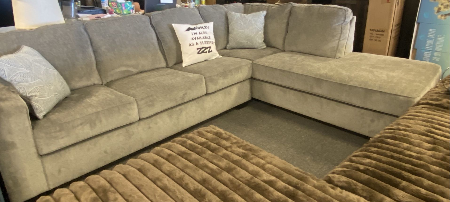 New 2pc Gray Sectional Sofa. 110x90 Right Or Left Chaise