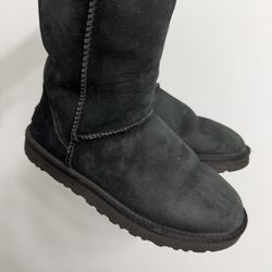 Ugg Classic Short II black Boots Women Size 8 In Very Good Clean Condition