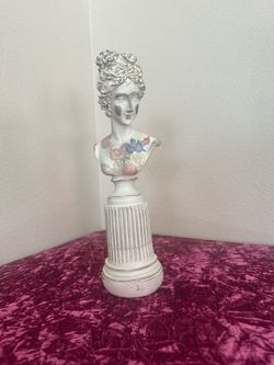 14 inch Classical Venus ,Features an Antique White Resin Finished with Decorative Floral