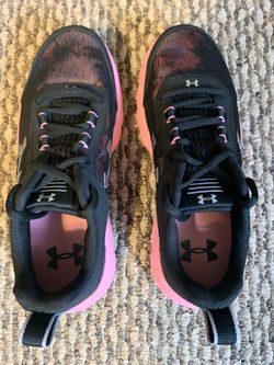 Brand new Under Armor size 4 Youth Sneakers