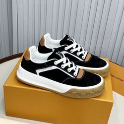 A pair of fashionable and versatile shoes