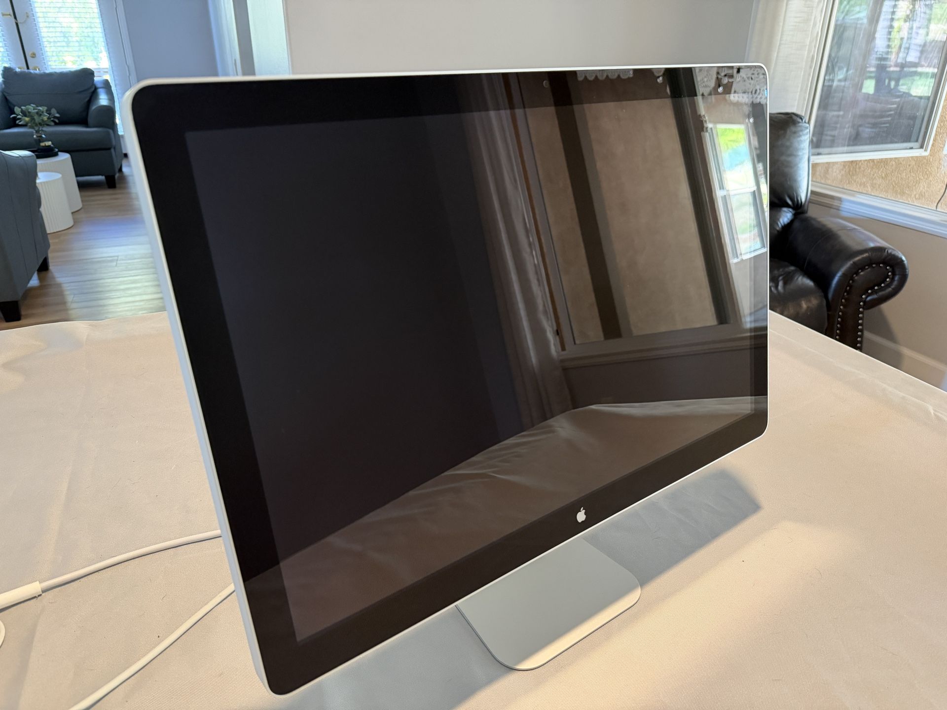 Apple Cinema Display 24” built In Webcam And Light Sensor Excellent Condition