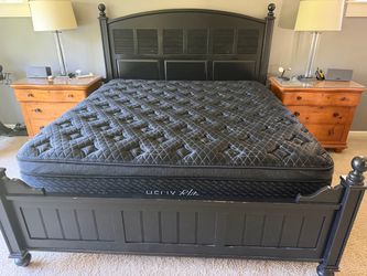 Like New Helix Elite Midnight Pillow Top King Mattress