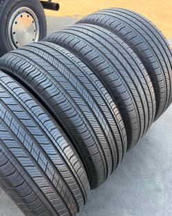 225 65 17 Michelín . I'm selling this set of tires with 80% life left on all 4