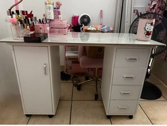 Nail desk