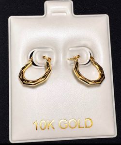✨ 10K Gold Hoop Earrings ✨