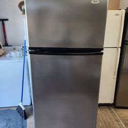 whirlpool Refrigerator 67x28x28 