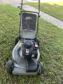 Self propelled Craftsman mower w/bag
