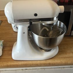 White Kitchen Aid w/ accessories 