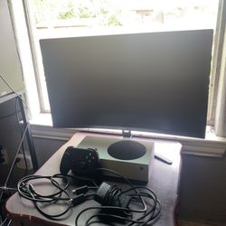 Xbox Series S  With Monitor And Controller 