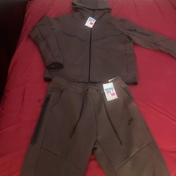Brand new nike tech sweatsuit with tags brown