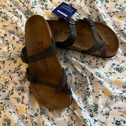 Women’s Sz 38 Birkenstocks  Sandals Never Worn Black