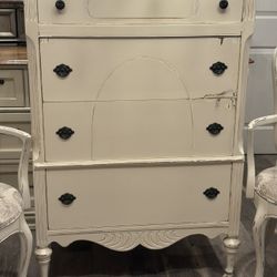 Beautiful distressed 4 drawer dresser 32in. W x 20in. D x 48in. H