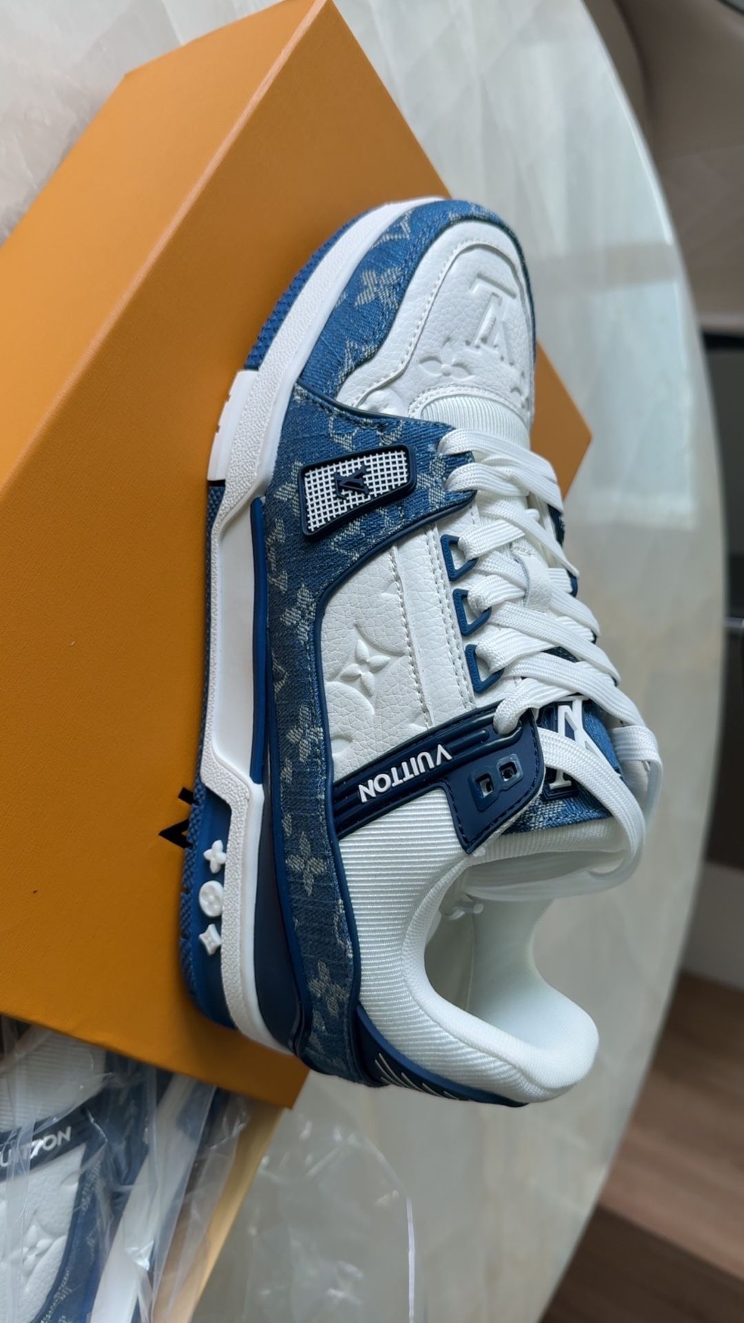 LOUIS VUITTON Size 9