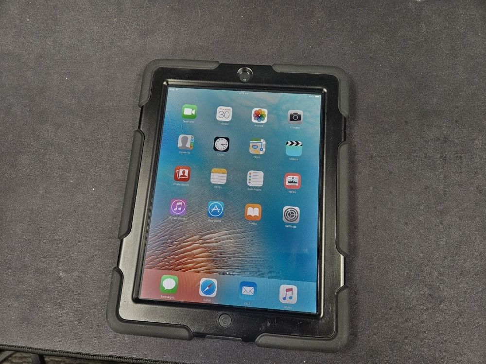 Apple IPad 9.7" Tablet 2nd Generation 16 GB