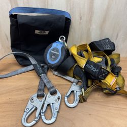 FallTech 82710SA1 DuraTech 10' Web SRD - Steel Snap Hooks, Universal Harness and Carrying Bag.