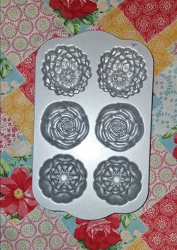 The Pioneer Woman Floral Nonstick Heavyweight Cast Aluminum Cakelet Pan