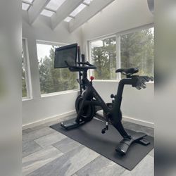 Peloton Bike, Includes Shoes and Mat - Very Good - 2023 - Reno, NV