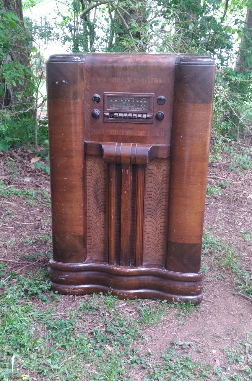 1930s RCA Radio With Speaker