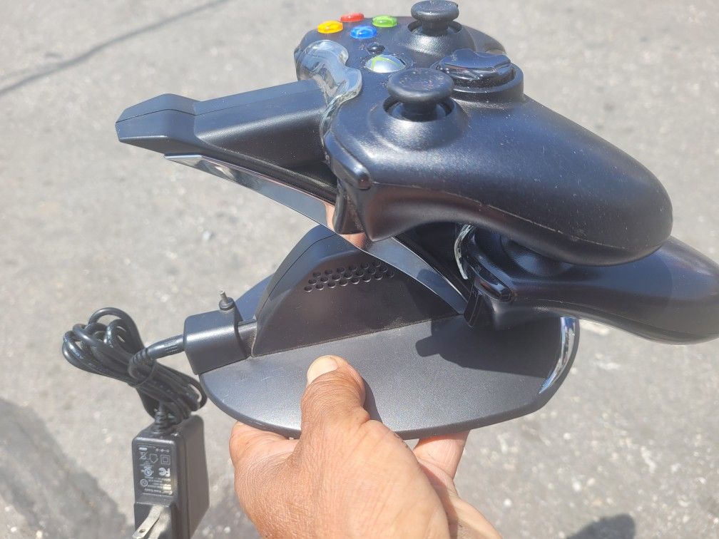 2 XBOX 360 REMOTE CONTROLLER MICROSOFT ORIGINAL BLACK WITH RECHARGEABLE BATTERY AN CHARGER BASE Electronics & Media