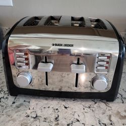 Black And Decker 4 Slot Toaster. Works Great Looks Great! 