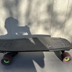 Boosted skateboard (no remote or charger) turns on,working condition 