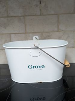 Cute metal bucket,storage,planter, decor.......De metal
