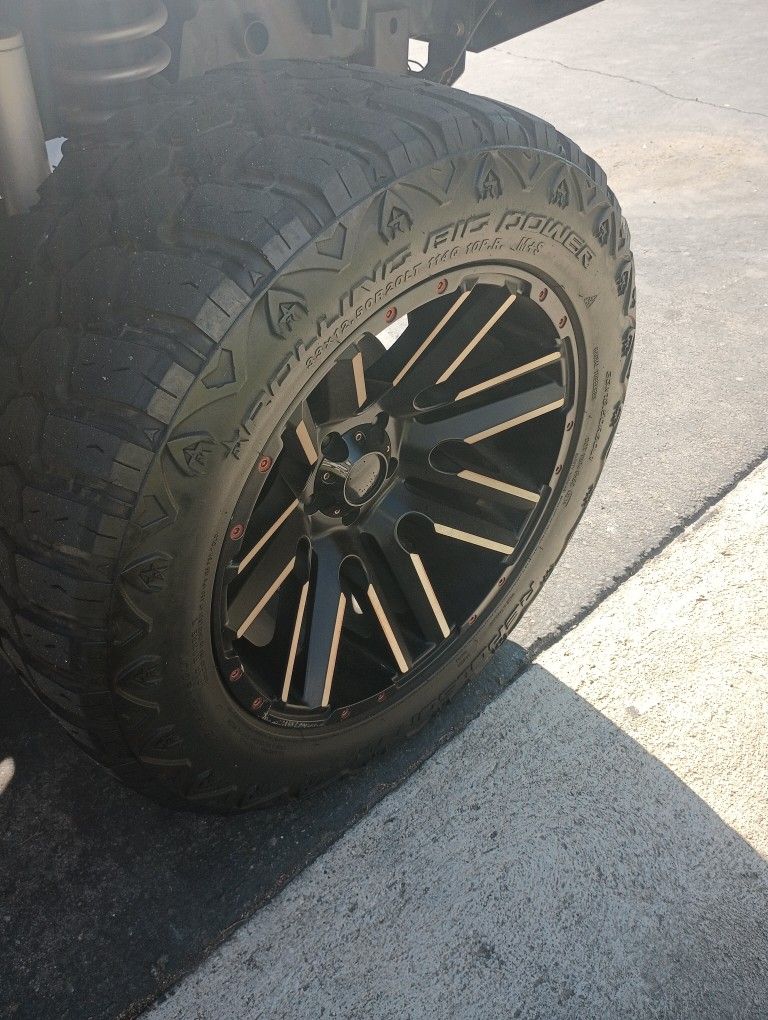 20s JEEP OR 5X5 .5 LUG TRUCK..MOTO METAL