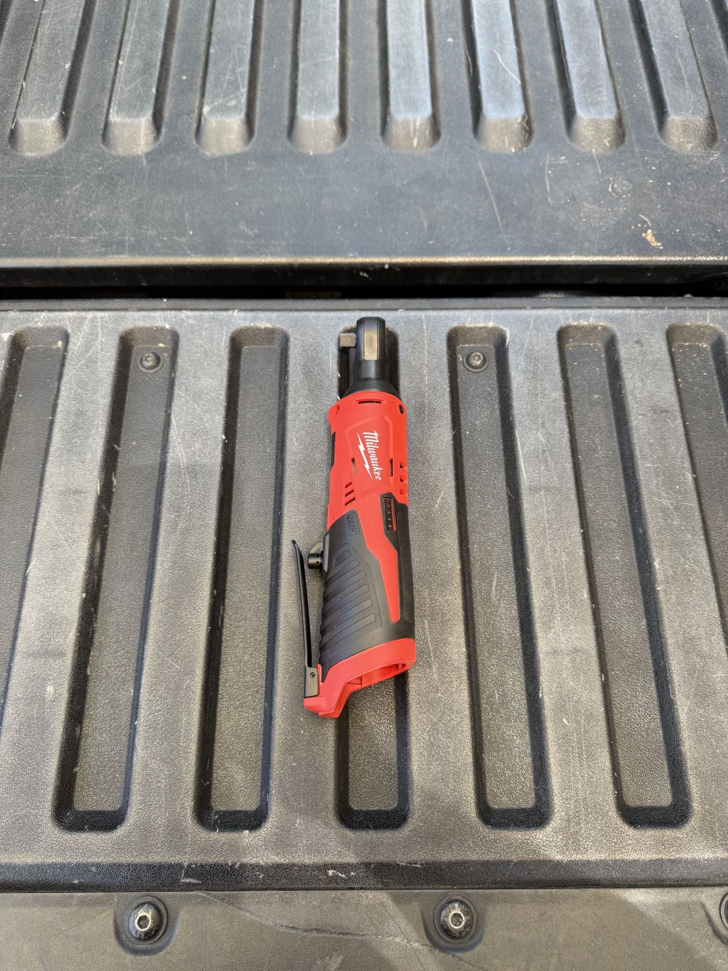 NEW Milwaukee M12 12V Lithium-Ion Cordless 3/8 in. Ratchet (Tool-Only)