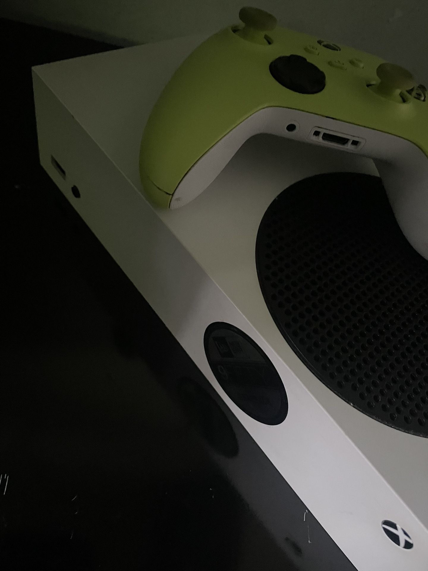 White Xbox Series S 512GB With Controller