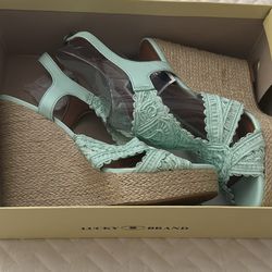 New Ladies 8.5 wedge shoes