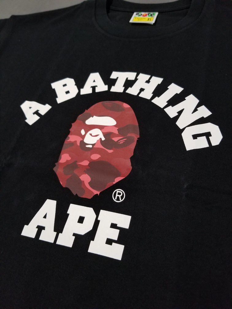 A BATHING APE 1st camo college red/black tee