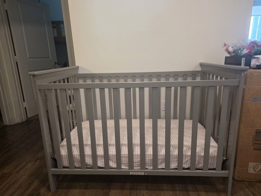 Baby Crib And Mattress 