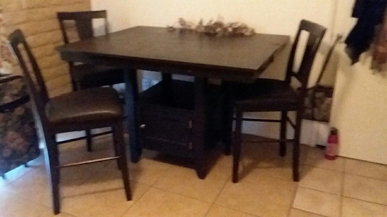 Table and 3 bar stool chairs