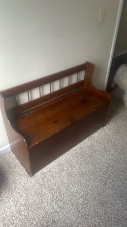 Wooden Storage Bench with Spindle back