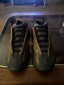 9.5 men Yeezy 700 v3 Copper Fade