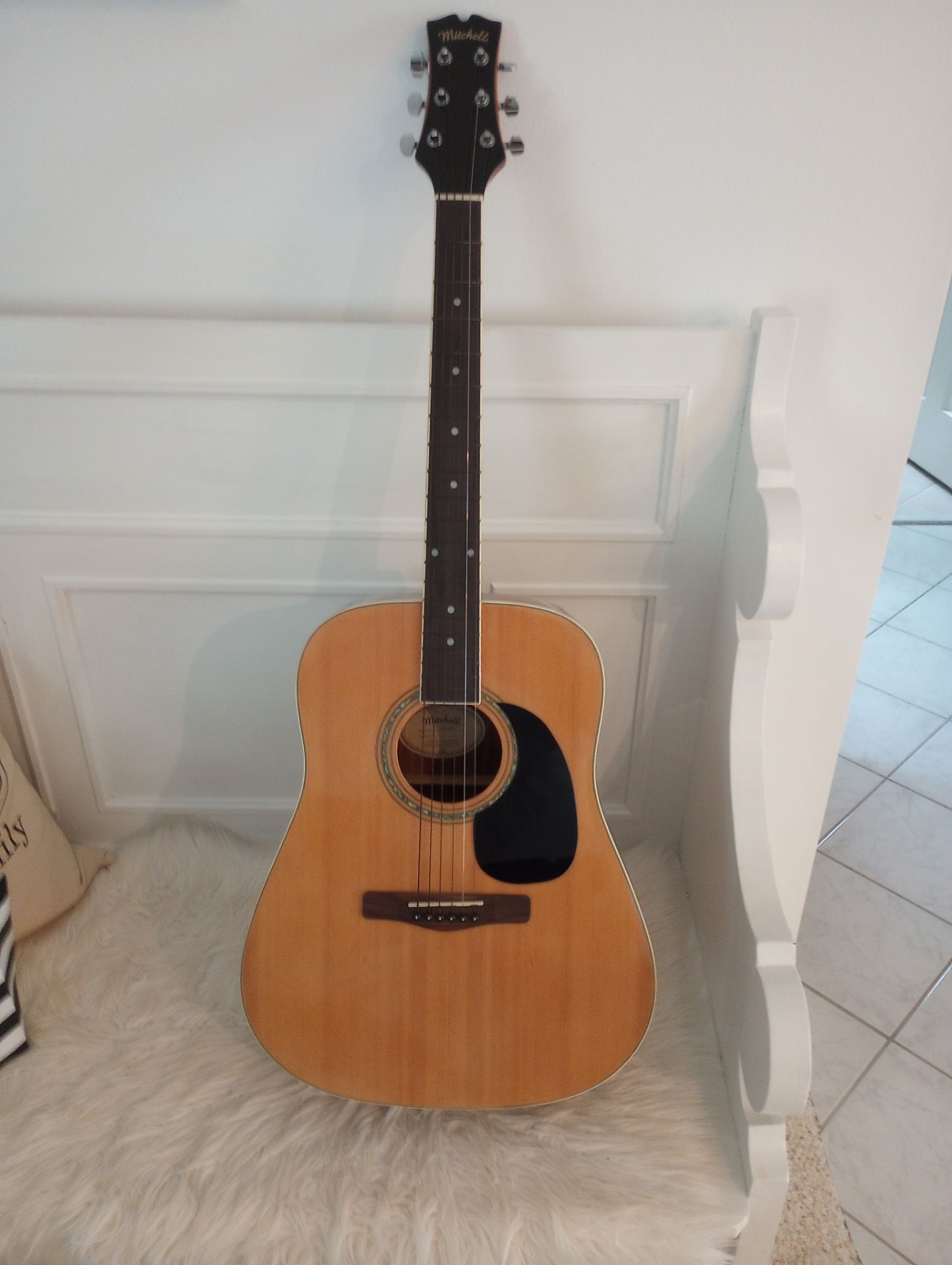 Acoustic Guitar Mitchell