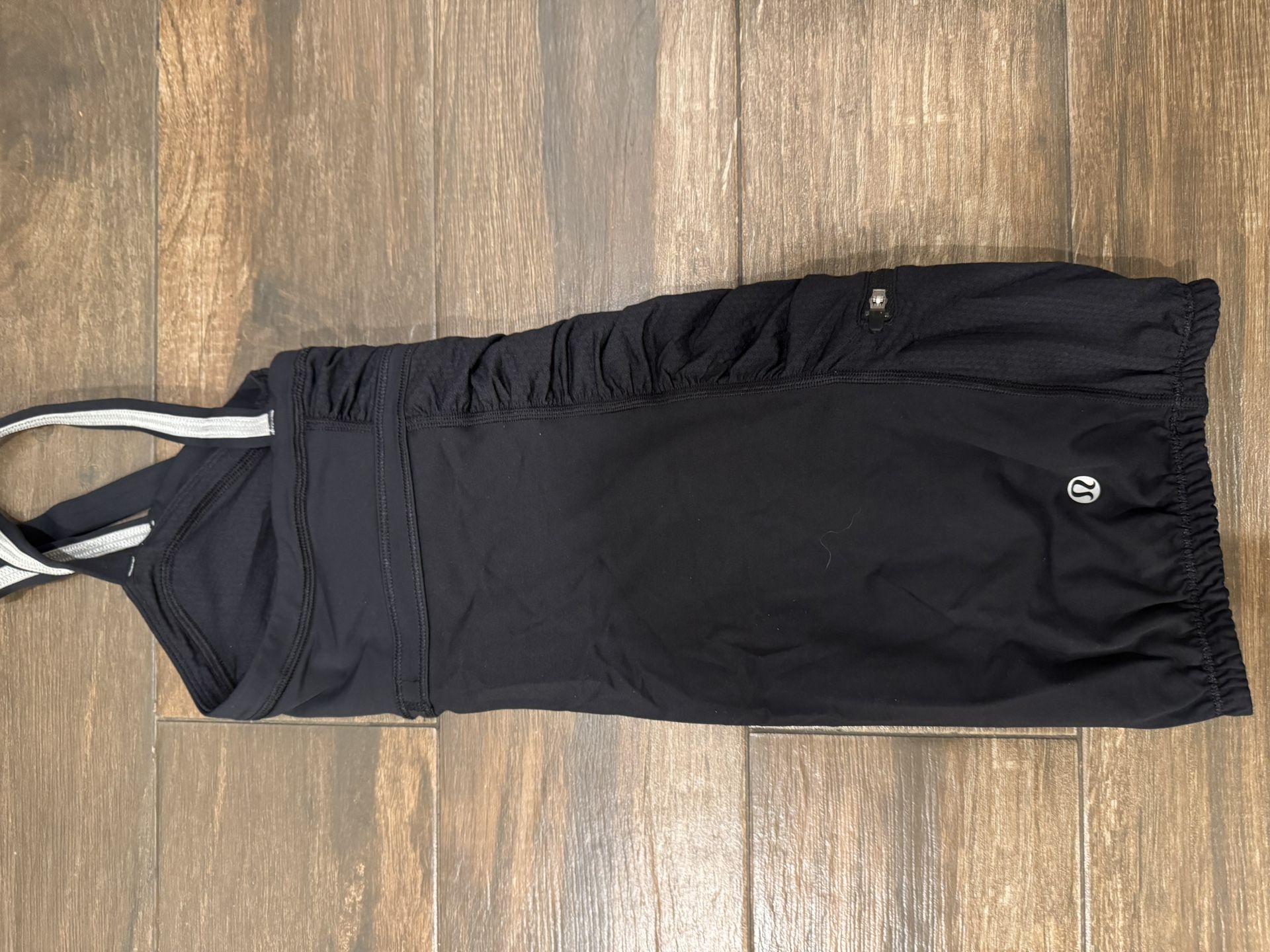 Lulu lemon women small (67 ave and happy valley) 