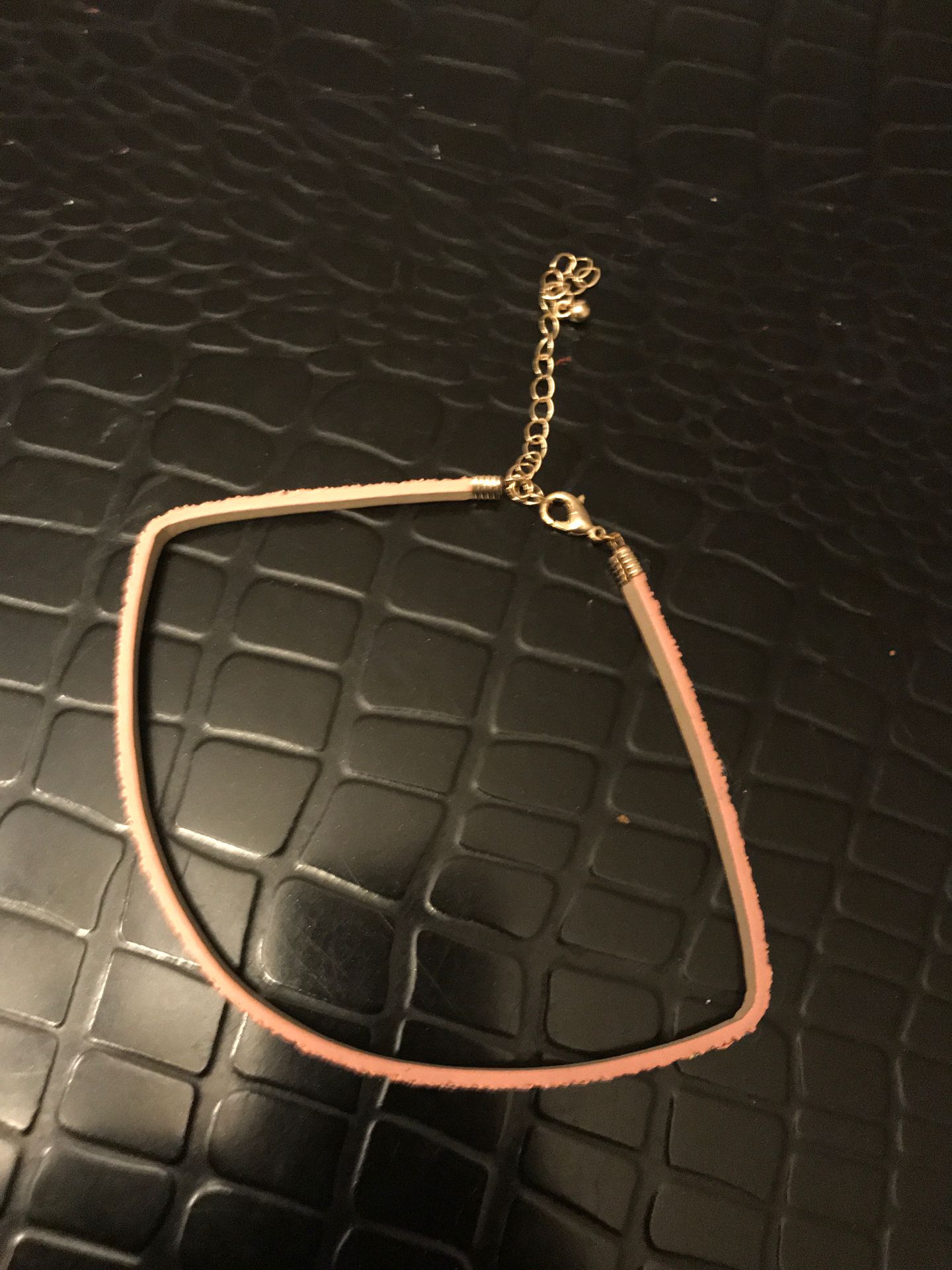 A choker / necklace