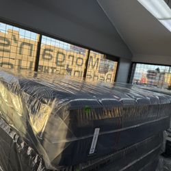 KING SIZE SEALY POSTUREPEDIC ELITE PILLOW TOP MATTRESS & BOX SPRINGS BED SET